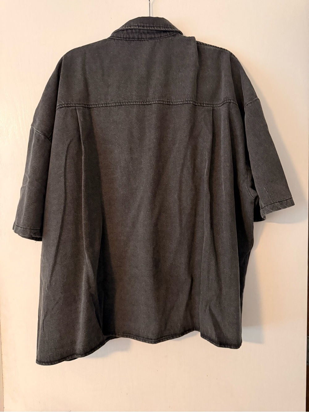 Let Them Talk
Oversized Denim
Button Up in Vintage
Black - Picture 5 of 6